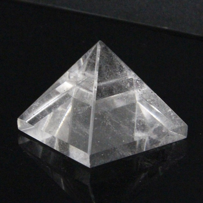 水晶ピラミッドのおすすめ理由｜神聖なピラミッドは厄除け、魔除け効果